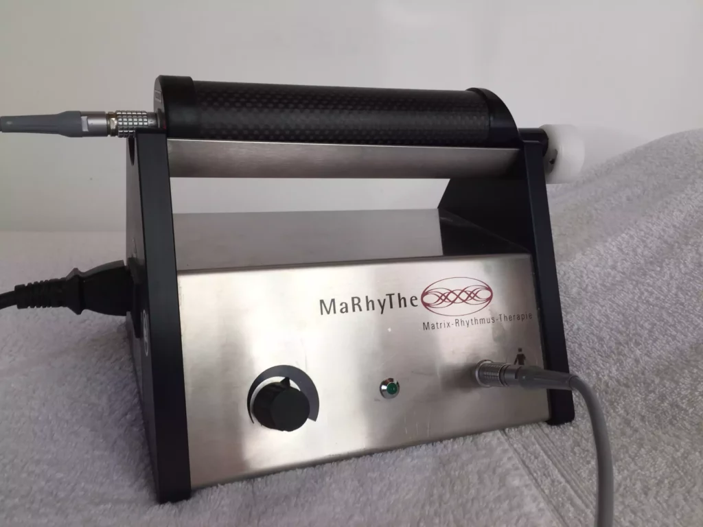 Matrix-Rhythmus-Therapie Gerät MaRhyThe aus Metall mit Regler und Kabel auf weißem Handtuch