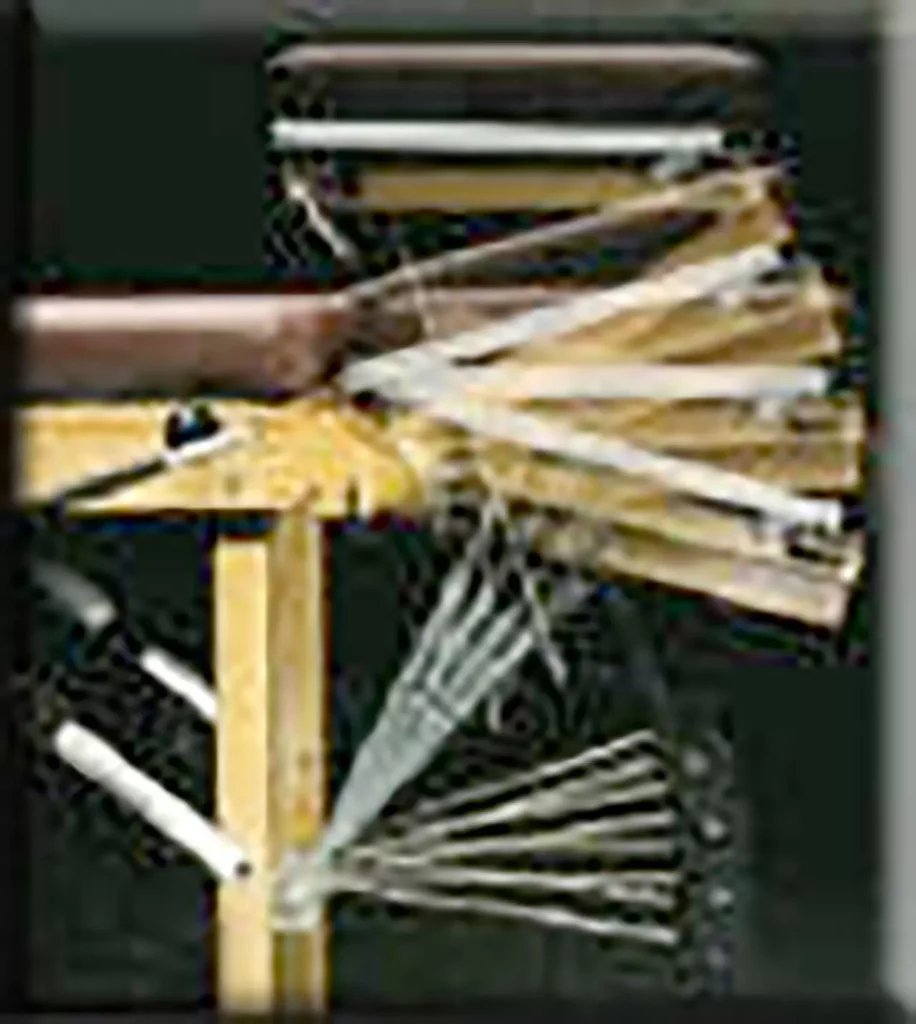 Mechanisches Modell eines menschlichen Arms mit beweglichen Gelenken aus Holz und Metall vor dunklem Hintergrund